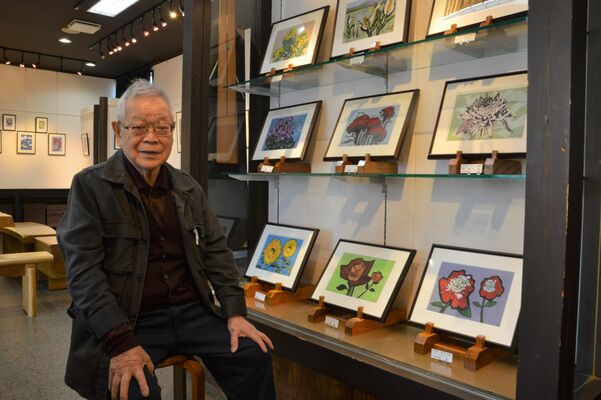 色鮮やかな多色刷りの版画を中心に約50点を出品した北岡さん