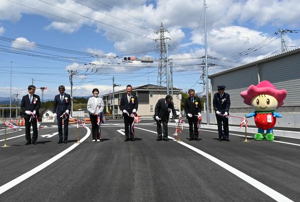 通り初めを前に行われたテープカット