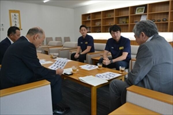 浅野市長（右）と歓談する藤本社長（右から２人目）ら