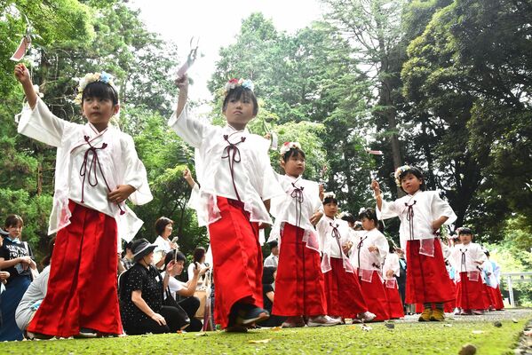 巫女の装束に身を包み「豊栄舞」を奉納する子どもたち