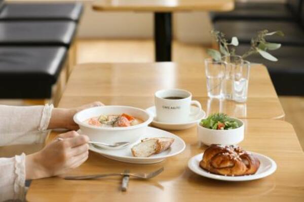 　「カフェ・アアルト」で提供されるフィンランドの伝統的カフェメニュー＝東京・丸の内（提供写真）