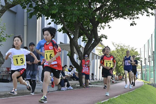 快走する市民ランナー
