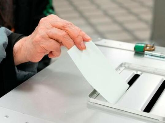 衆院選の期日前投票をする有権者=28日午後、東京都内