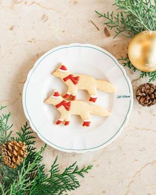 「カフェ キツネ」青山店限定で提供されているクリスマス仕様の「キツネサブレ」(提供写真)