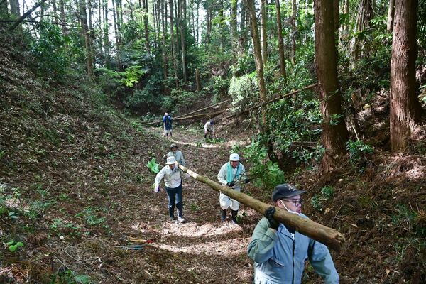 空堀を整備する隊員たち