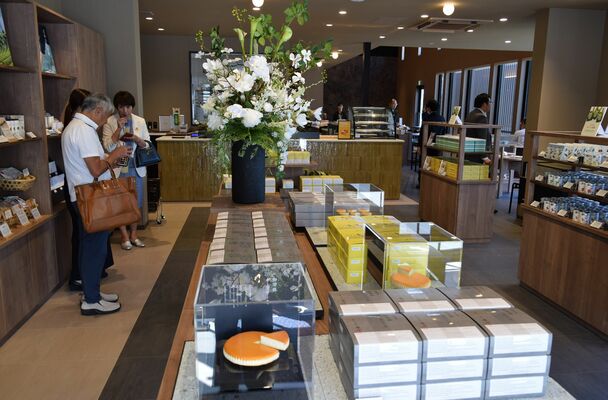 日光市内に初出店する「チーズガーデンＴＨＥ　ＮＩＫＫＯ」の店内＝18日午後、日光市