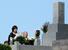 安倍元首相の墓参りをする妻昭恵さん=8日午前、山口県長門市
