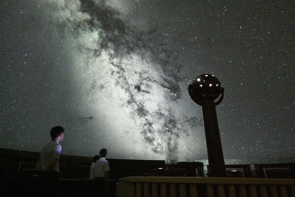 リニューアルしたプラネタリウムで緻密に再現される天の川=3日午後3時15分、宇都宮市西川田町(約20秒間露光)