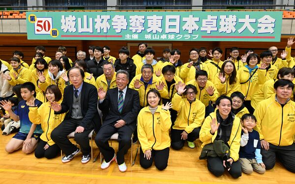 大会を終え、看板前で記念撮影する大貫会長（前列左から４人目）や平野さん（同５人目）ら関係者＝鹿沼市下石川、23日午後６時５分