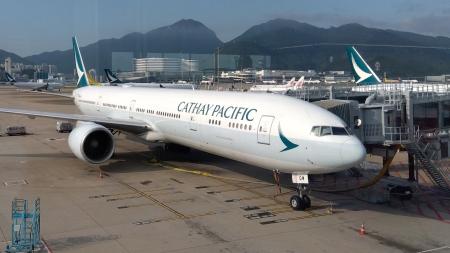　香港国際空港に駐機した現行デザインのキャセイパシフィック機＝５月２９日