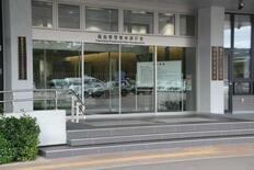 ２０代女性宅に侵入、首絞め逃走