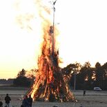 無病息災、五穀豊穣を願い　下野でどんど焼き　豚汁とまゆ玉を食べ、一年の…