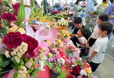 母の日直前　生花店にぎわう