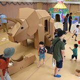 段ボールの恐竜や巨大迷路に興奮　壬生・おもちゃ博物館で夏休み企画　25日まで