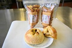 【夕刊】「栃木三鷹」で焼きカレーパンと揚げ餅