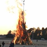 無病息災、五穀豊穣を願い　下野でどんど焼き　豚汁とまゆ玉を食べ、一年の安寧を祈る