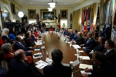 トランプ大統領、閣議３時間超