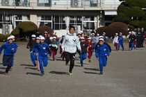 川内選手が益子・七井小で講演