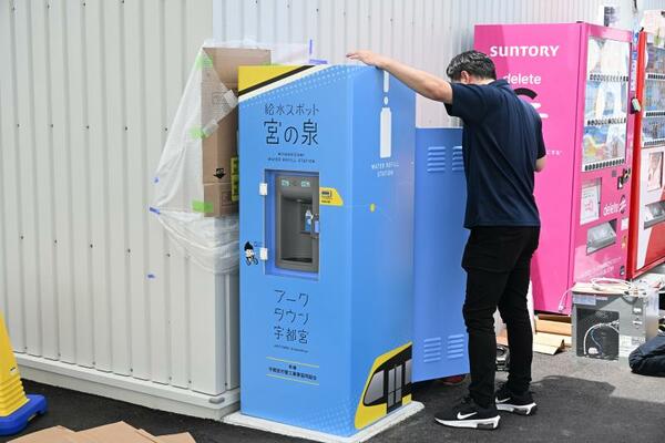 アークタウン宇都宮で進められた「宮の泉」の設置作業