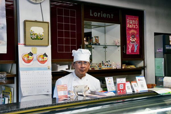 町の洋菓子店の看板を守る生井さん