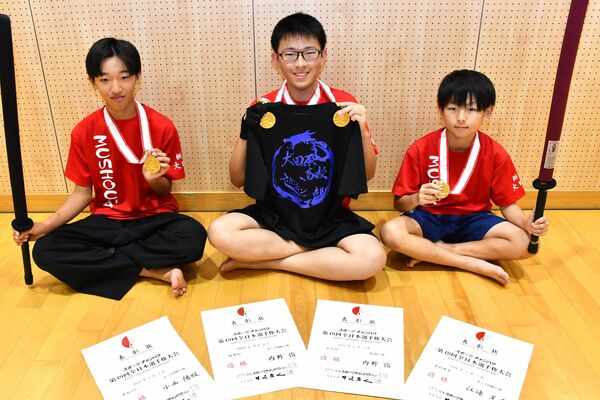 優勝した内野さん（中央）と小西さん（左）、江連さんの３人