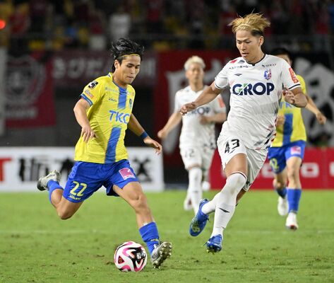 後半２分、ドリブルで攻め込む栃木ＳＣのＭＦ青島（左）＝カンセキスタジアムとちぎ