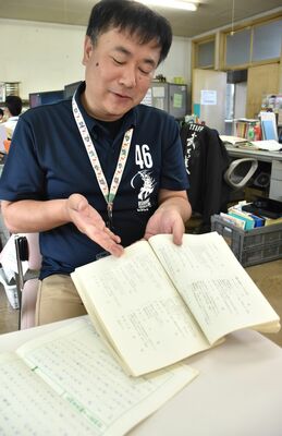 小学校の庶務日誌などに残る関東大震災の記録を説明する足利市教委文化課の高橋副主幹＝31日午後、足利市