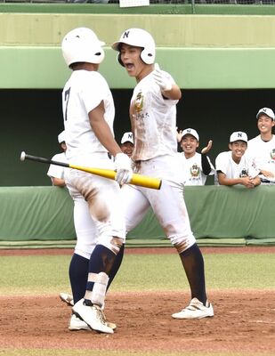 ３回、３点本塁打を放ち仲間に迎えられる佐野日大の神永（右）＝清原