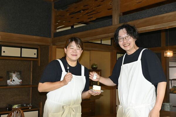 古民家を改装し、パーラーの営業を間もなく始める長手さん夫妻