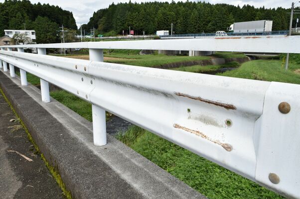 名板が盗まれた共栄橋＝２１日午後１時５分、矢板市片岡