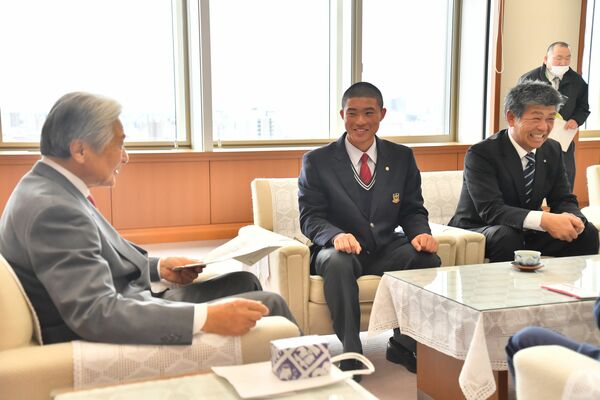 福田知事（左）にセンバツ出場を報告する中村主将（中央）と麦倉監督＝県庁