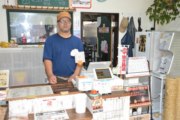 店内に立つ、代表の相良さん