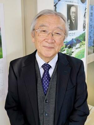 取材に応じる「新渡戸基金」の藤井茂理事長=4月、盛岡市