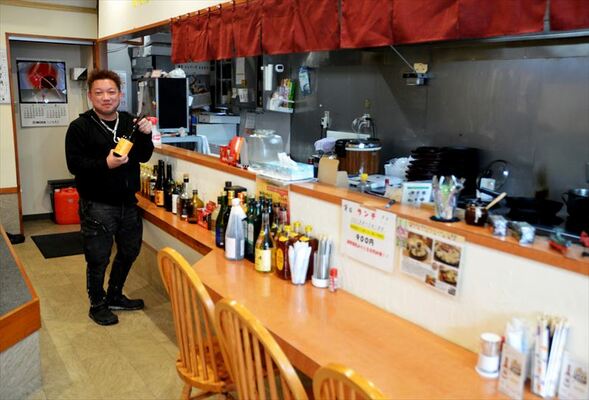 店内に立つオーナーの本田さん