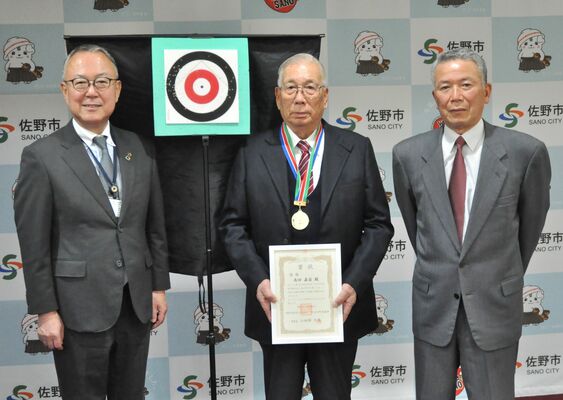 全国初優勝の快挙を金子市長（左）に報告する高田さん（中央）