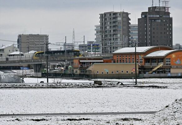 雪景色の中、運行するライトライン＝８日午前９時５分、宇都宮市下平出町