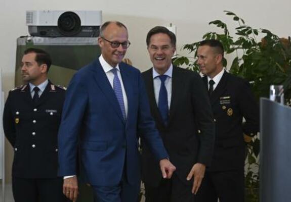 　１日、ベルリンで記者会見に臨むドイツのメルツ首相（中央左）とＮＡＴＯのルッテ事務総長（同右）（ゲッティ＝共同）