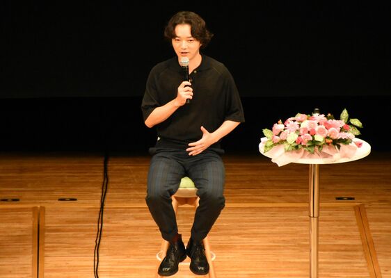 べらぼうの見どころを語る歌麿役の染谷さん＝７日午後５時25分、栃木市旭町