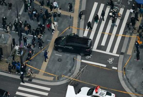 　ワゴン車が歩道に乗り上げ、歩行者が負傷した事故現場＝２７日午後４時５０分、大阪市中央区（共同通信社ヘリから）