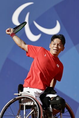 男子シングルス３回戦　プレーする真田卓＝パリ（共同）