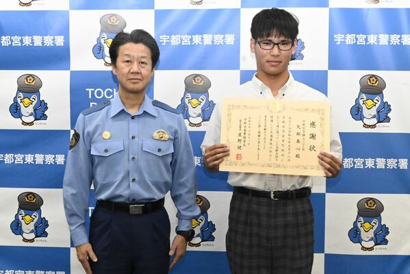 星野署長（左）から感謝状を受け取った矢部さん