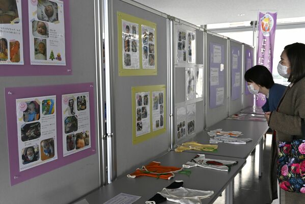 小さく生まれた子の成長を紹介する写真展示会場