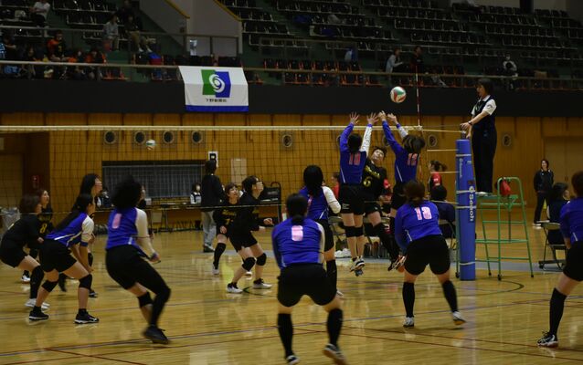 熱戦を展開した宇都宮市家庭婦人バレーボール大会