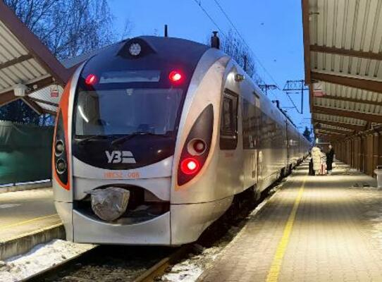 　国営ウクライナ鉄道の車両＝３日、ポーランド南東部プシェミシル（共同）