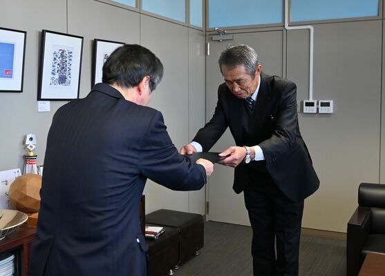 要望書を中村教育長（左）に手渡す検討会の阿久津副会長