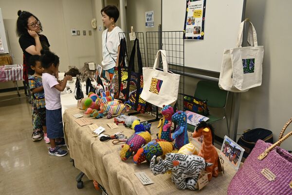ケニアの羊毛フェルトを使った商品が並ぶ販売ブース＝21日午前、宇都宮市本町