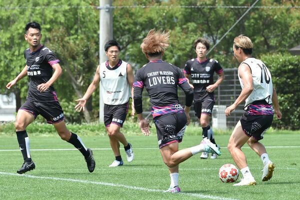天皇杯１回戦に向け、念入りに連係を確認する栃木シティの選手＝栃木市のシティフットボールステーション