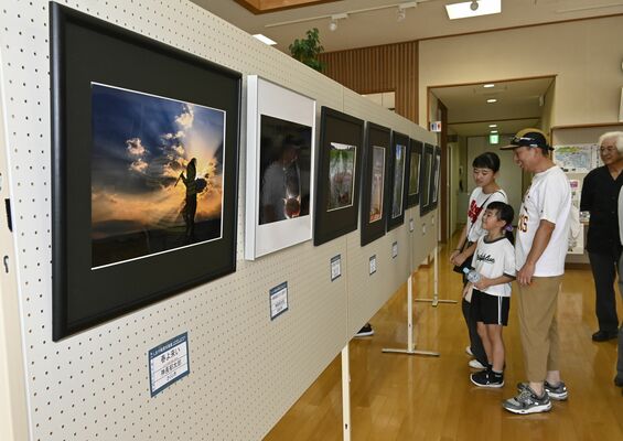 四季折々の風景写真が展示されている会場