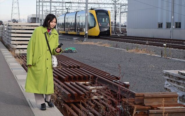 ＬＲＴ車両基地でレールを観察する鈴川さん