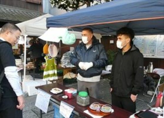 家族でイベントに参加しアフガン料理を販売するアミリさん（中央）
